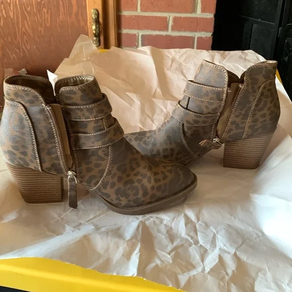 True craft cute booties in excellent condition - Picture 2 of 6